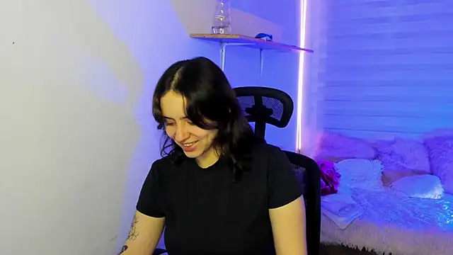 Snapshot of Emily_Lindey chatting on November 16, 3:23 am Emily Lindey online show from November 16, 3:23 am