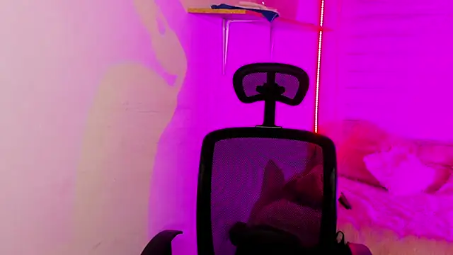 Snapshot of Emily_Lindey chatting on November 18, 3:23 am Emily Lindey online show from November 18, 3:23 am