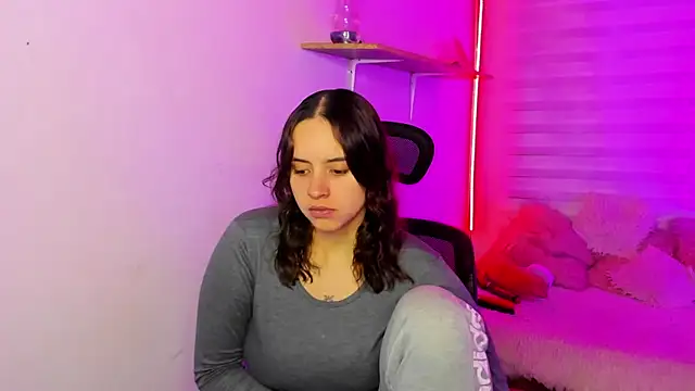 Snapshot of Emily_Lindey chatting on November 19, 3:28 am Emily Lindey online show from November 19, 3:28 am