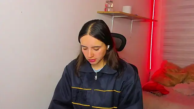 Snapshot of Emily_Lindey chatting on November 23, 3:17 am Emily Lindey online show from November 23, 3:17 am