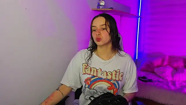 Snapshot of Emily_Lindey chatting on November 26, 3:18 am Emily Lindey online show from November 26, 3:18 am