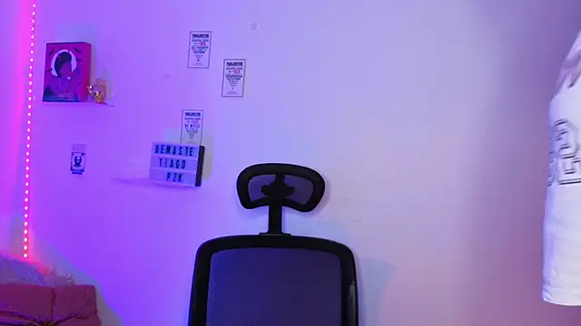 Emily Lindey online show from March 25, 7:25 am