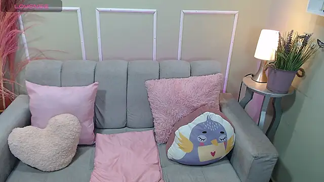 Snapshot of ZharaGag_on_u chatting on October 16, 12:17 pm ZharaGag on u online show from October 16, 12:17 pm