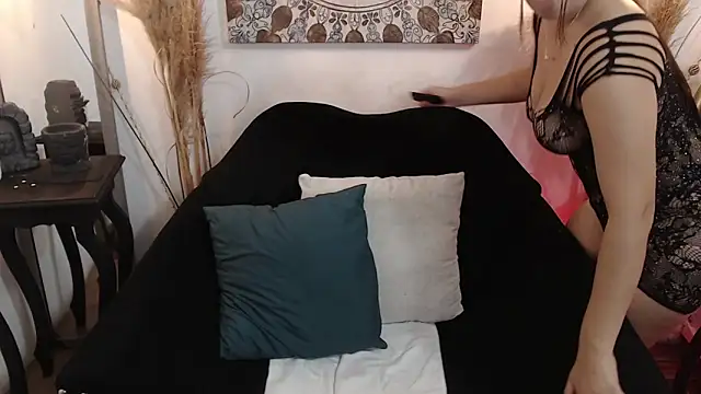 Snapshot of ZharaGag_on_u chatting on October 17, 12:08 pm ZharaGag on u online show from October 17, 12:08 pm