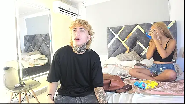 Snapshot of lily_and_wan chatting on October 15, 2:55 am lily and wan online show from October 15, 2:55 am