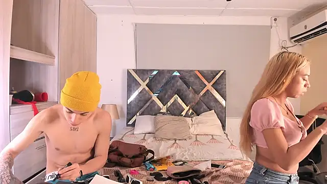 Snapshot of lily_and_wan chatting on October 18, 4:15 am lily and wan online show from October 18, 4:15 am