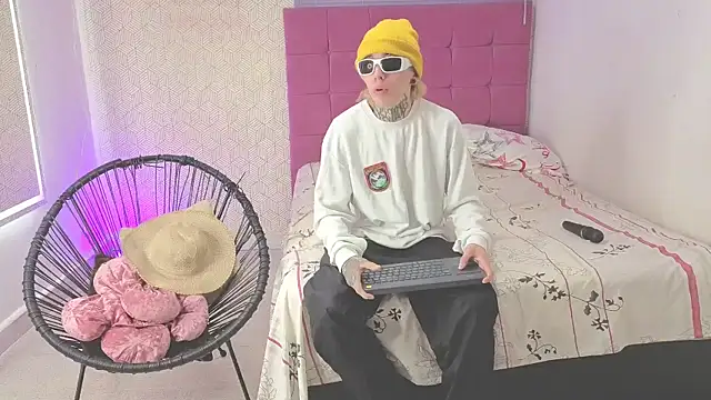 Snapshot of lily_and_wan chatting on October 29, 3:42 am lily and wan online show from October 29, 3:42 am