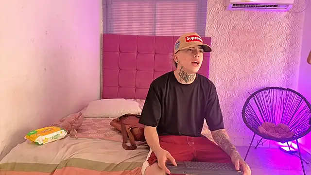 Snapshot of lily_and_wan chatting on December 1, 1:16 pm lily and wan online show from December 1, 1:16 pm