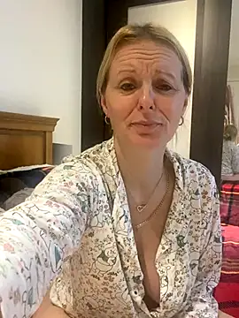 madamlillyrose online show from December 4, 10:24 am