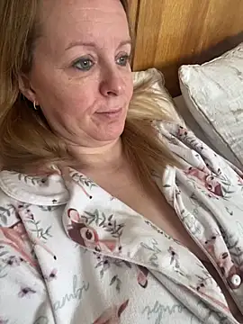 madamlillyrose online show from February 7, 10:52 am