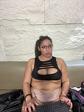 Snapshot of Yvonny27 chatting on November 2, 1:02 pm Yvonny27 online show from November 2, 1:02 pm