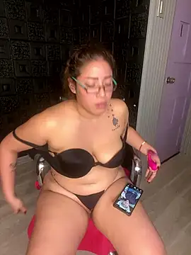 Snapshot of Yvonny27 chatting on November 28, 10:34 pm Yvonny27 online show from November 28, 10:34 pm