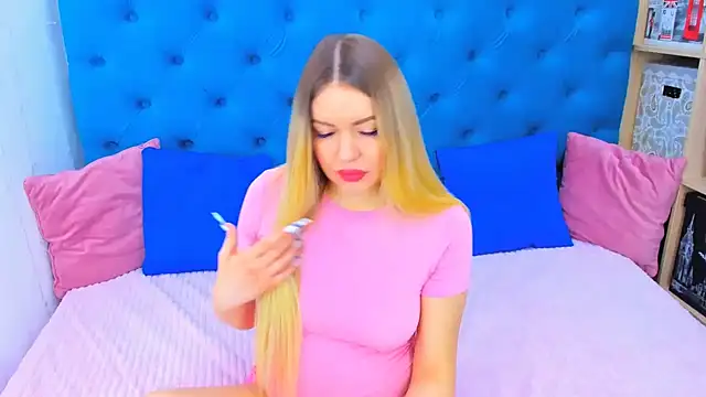 Snapshot of SpicyPreggo chatting on December 15, 3:00 am SpicyPreggo online show from December 15, 3:00 am