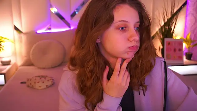 Snapshot of CuteeFoxy chatting on March 6, 1:29 pm CuteeFoxy online show from March 6, 1:29 pm