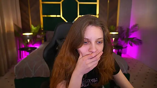 Snapshot of CuteeFoxy chatting on March 24, 1:49 pm CuteeFoxy online show from March 24, 1:49 pm