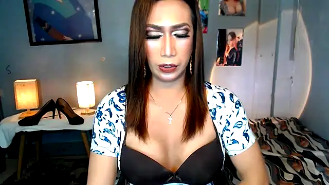 Snapshot of littleredbunny27 chatting on June 29, 2:07 am littleredbunny27 online show from June 29, 2:07 am