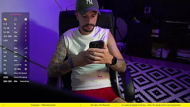 Snapshot of monsieurguitsxxx chatting on November 5, 7:25 pm monsieurguitsxxx online show from November 5, 7:25 pm