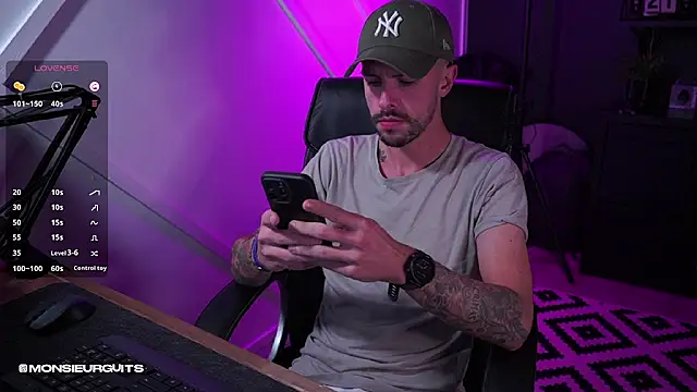 Snapshot of monsieurguitsxxx chatting on November 9, 6:17 pm monsieurguitsxxx online show from November 9, 6:17 pm