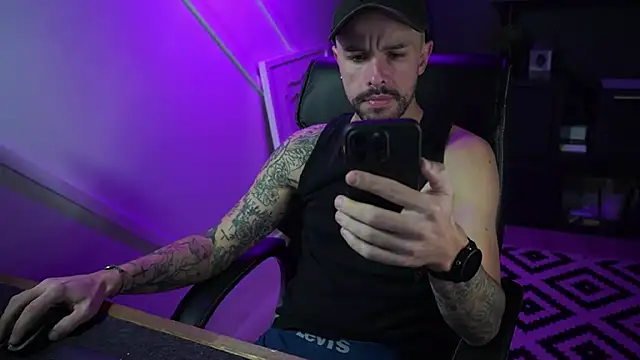 Snapshot of monsieurguitsxxx chatting on November 16, 2:11 pm monsieurguitsxxx online show from November 16, 2:11 pm