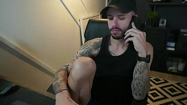 Snapshot of monsieurguitsxxx chatting on November 17, 10:32 am monsieurguitsxxx online show from November 17, 10:32 am