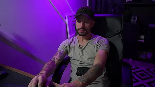 Snapshot of monsieurguitsxxx chatting on November 19, 1:38 am monsieurguitsxxx online show from November 19, 1:38 am