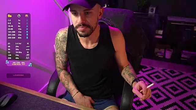 Snapshot of monsieurguitsxxx chatting on December 15, 4:11 pm monsieurguitsxxx online show from December 15, 4:11 pm