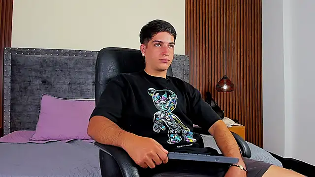 Snapshot of Apolo_moon18 chatting on October 14, 8:53 pm Apolo moon18 online show from October 14, 8:53 pm