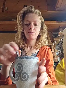 Snapshot of DeesseLilli chatting on October 21, 8:04 am DeesseLilli online show from October 21, 8:04 am