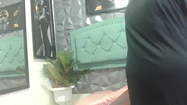 Snapshot of Amara__Hank chatting on November 26, 11:33 am Amara Hank online show from November 26, 11:33 am