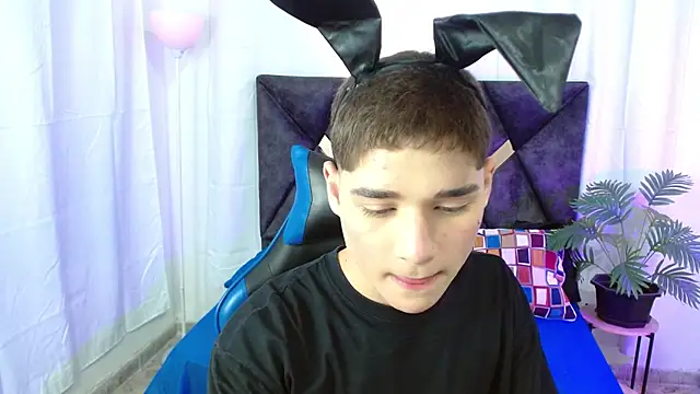 Snapshot of Mattass18 chatting on October 31, 1:34 pm Mattass18 online show from October 31, 1:34 pm