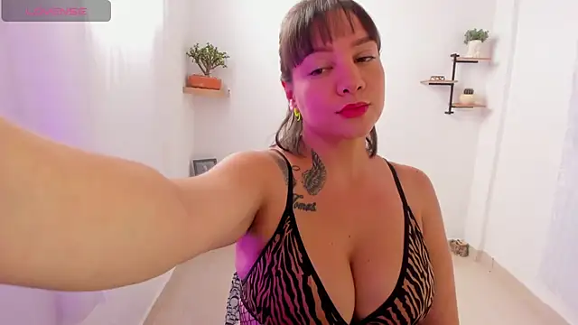 Snapshot of Saraarouusee chatting on November 10, 2:49 pm Saraarouusee online show from November 10, 2:49 pm