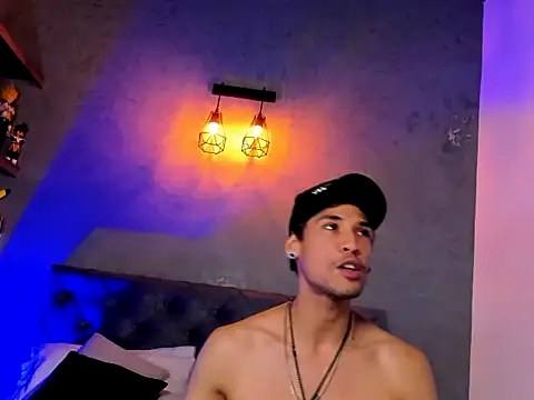 Snapshot of MaxHuston chatting on October 25, 7:27 am MaxHuston online show from October 25, 7:27 am