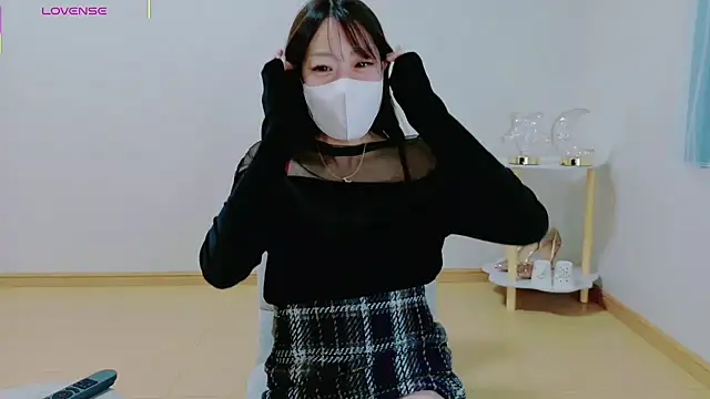 TSUKI circle online show from December 18, 2:34 pm