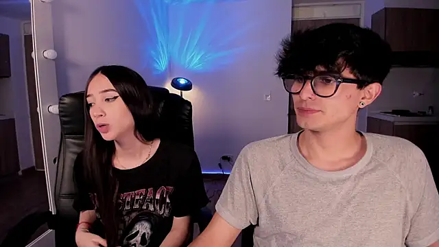 Snapshot of Mikeyvioleta_ chatting on November 26, 10:33 pm Mikeyvioleta online show from November 26, 10:33 pm