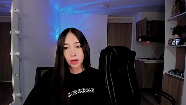 Snapshot of Mikeyvioleta_ chatting on December 2, 11:00 pm Mikeyvioleta online show from December 2, 11:00 pm