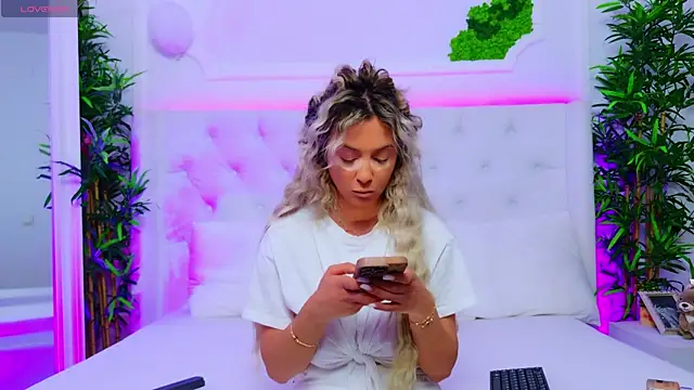 Snapshot of AriannaSins chatting on November 3, 1:23 pm AriannaSins online show from November 3, 1:23 pm