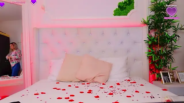 Snapshot of AriannaSins chatting on February 13, 1:18 pm AriannaSins online show from February 13, 1:18 pm