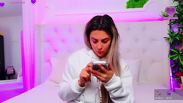 Snapshot of AriannaSins chatting on February 21, 1:12 pm AriannaSins online show from February 21, 1:12 pm