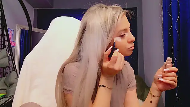 Snapshot of AriannaSins chatting on March 6, 5:37 am AriannaSins online show from March 6, 5:37 am