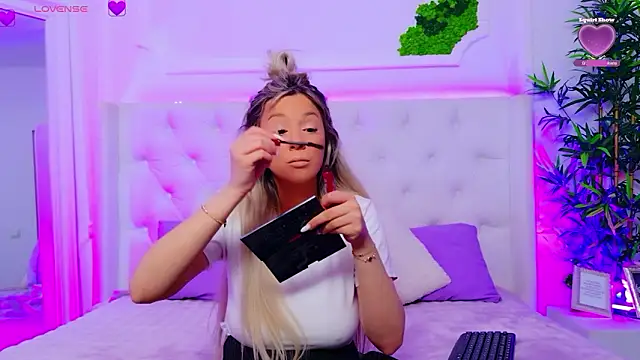 Snapshot of AriannaSins chatting on March 13, 1:29 pm AriannaSins online show from March 13, 1:29 pm