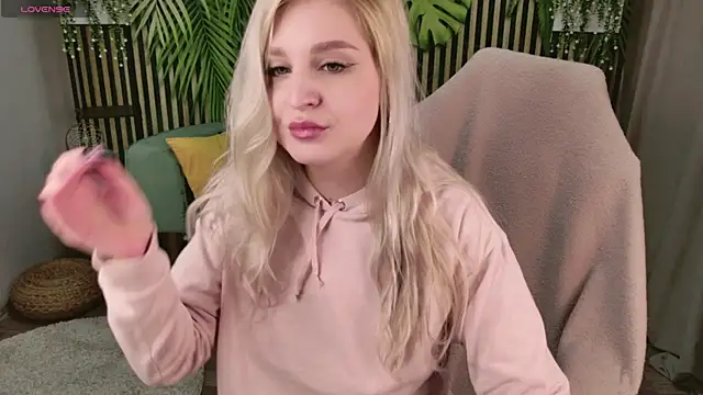 Snapshot of cold_blondie chatting on November 20, 7:08 am cold blondie online show from November 20, 7:08 am