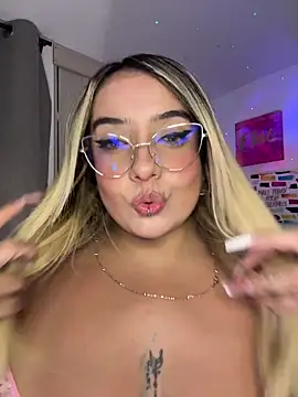 Snapshot of _Ninasanz chatting on April 8, 2:22 am Ninasanz online show from April 8, 2:22 am