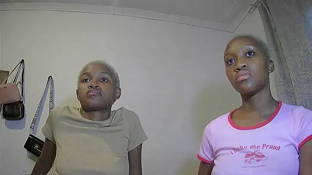 Snapshot of DoubleSpreadXX chatting on February 19, 4:30 am DoubleSpreadXX online show from February 19, 4:30 am