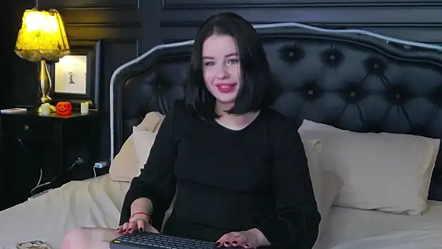 Snapshot of AliceLune chatting on November 1, 2:08 pm AliceLune online show from November 1, 2:08 pm