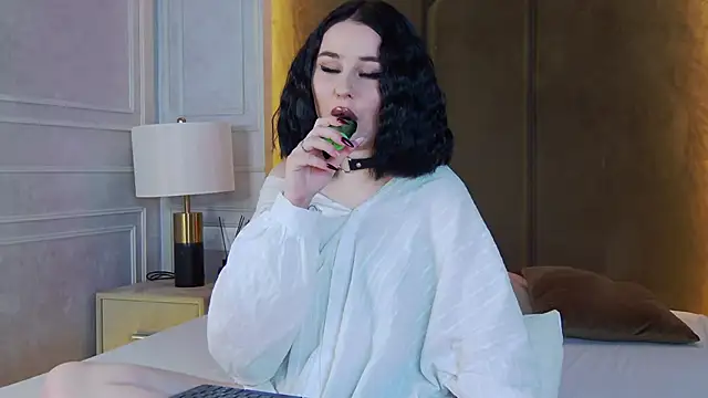 Snapshot of AliceLune chatting on November 27, 2:30 pm AliceLune online show from November 27, 2:30 pm