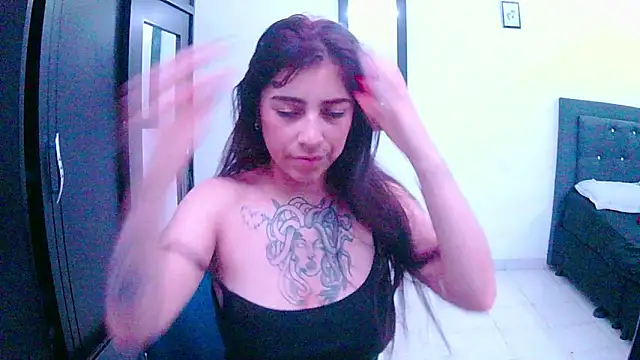 Snapshot of adri_gomez1 chatting on October 22, 10:26 am adri gomez1 online show from October 22, 10:26 am