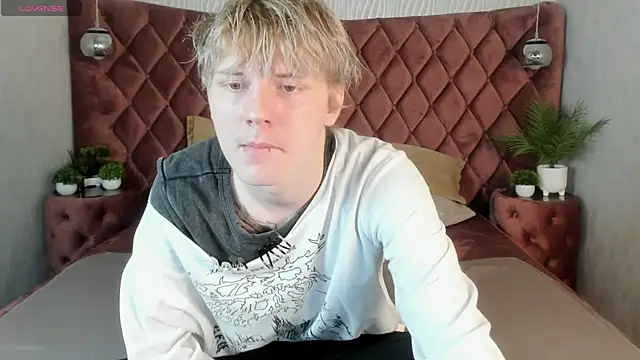 Snapshot of KevinMilky chatting on October 16, 2:40 pm KevinMilky online show from October 16, 2:40 pm