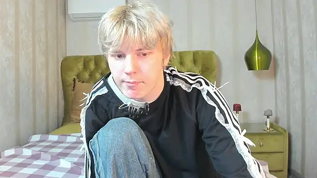 Snapshot of KevinMilky chatting on October 17, 2:41 pm KevinMilky online show from October 17, 2:41 pm