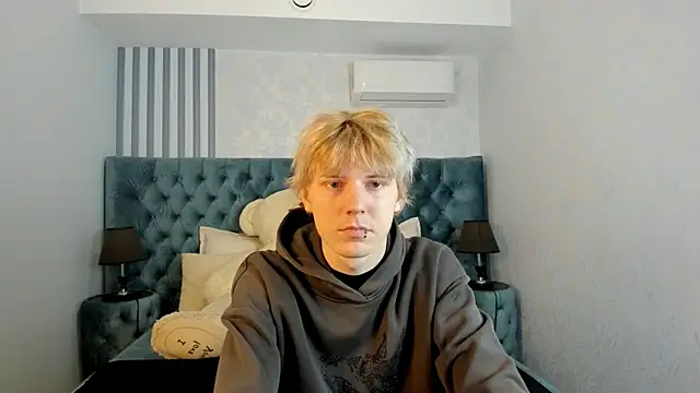 Snapshot of KevinMilky chatting on October 22, 2:28 pm KevinMilky online show from October 22, 2:28 pm