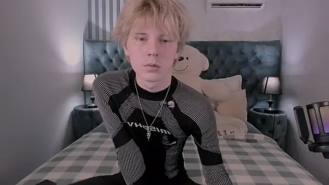 Snapshot of KevinMilky chatting on November 11, 3:01 pm KevinMilky online show from November 11, 3:01 pm